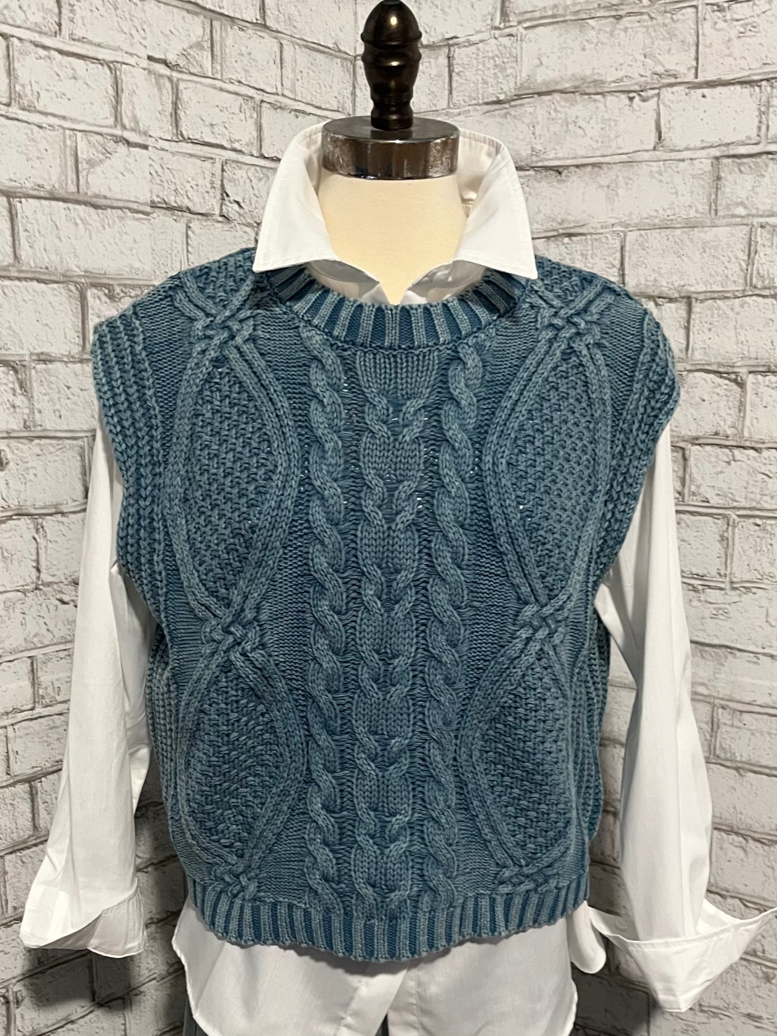 CABLE KNIT SWEATER VEST