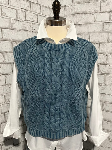 CABLE KNIT SWEATER VEST