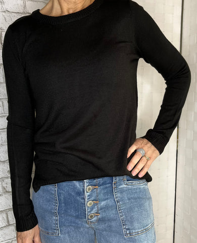 CLASSIC BLACK PULLOVER SWEATER